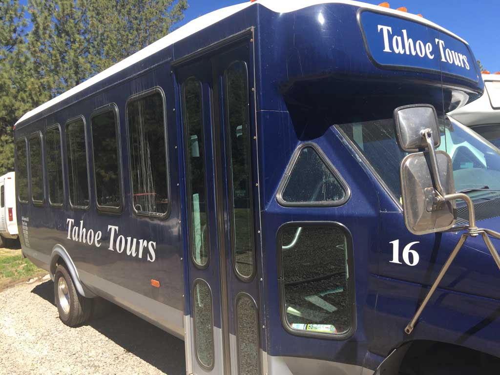 Shuttle bus vehicle