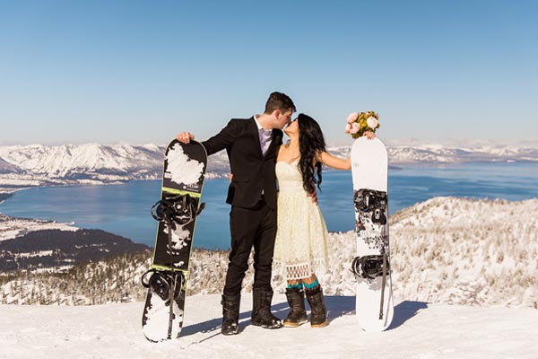Snowboarders first kiss on the mountaintop